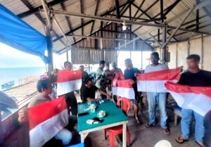 Kibarkan Merah Putih TNI AU Lanud RSA Bagikan 1.000 Bendera di Natuna