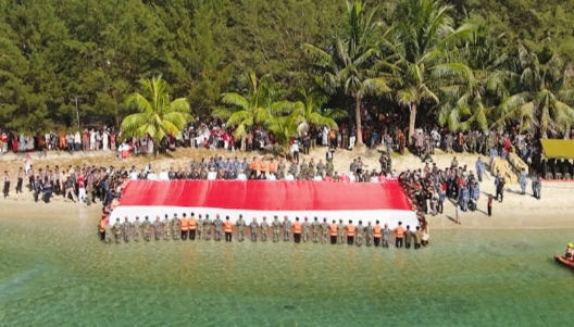 Sejarah Tercipta Bendera Raksasa Berkibar di Natuna pada HUT RI ke-80