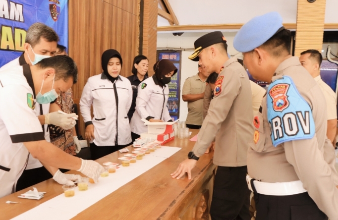 Petugas saat melakukan pemeriksaan tes Urine para anggotanya. 