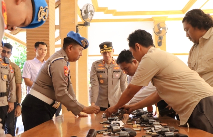 Petugas Sedang melaksanakan pengecekan Senpi anggota