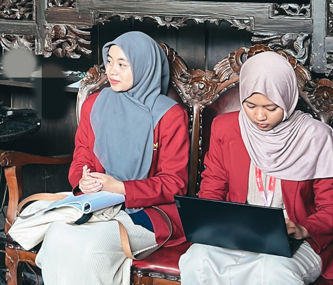 Diyana bersama tim sewaktu melakukan wawancara kepada pemilik media