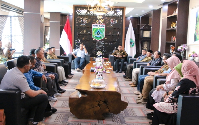 Proses diskusi antara jajaran Pemerintah Kota Batu dan pengurus HKTI Kota Batu membahas kolaborasi program pertanian.