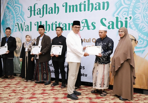 Wali Kota Batu saat memberikan apresiasinya kepada santri
