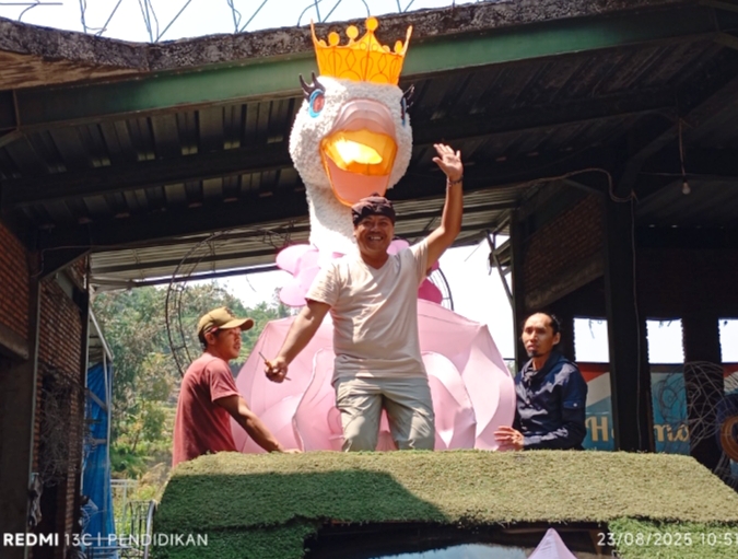 Sujono Djoenet, Anggota DPRD Kota Batu, menjelaskan sejarah Legenda Putri Gunung Banyak dalam carnival