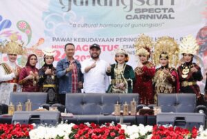 Pesona Bunga Mawar Hiasi Kemeriahan Gunungsari Specta Carnival 2025