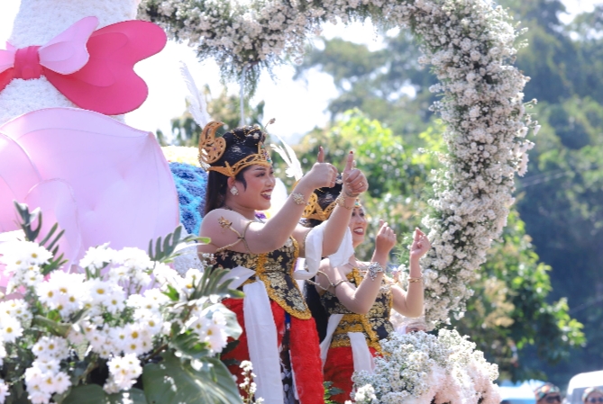 Beraneka kesenian lokal hingga legenda Putri Gunung Banyak menghiasi Specta carnival Gunungsari