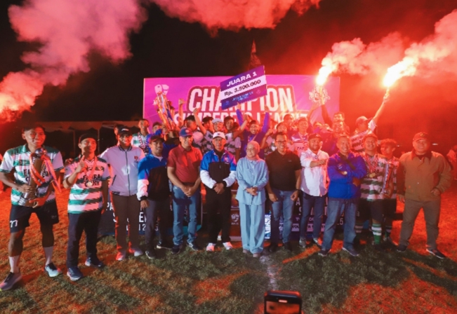 Suasana meriah saat penutupan acara dan membagikan hadiah