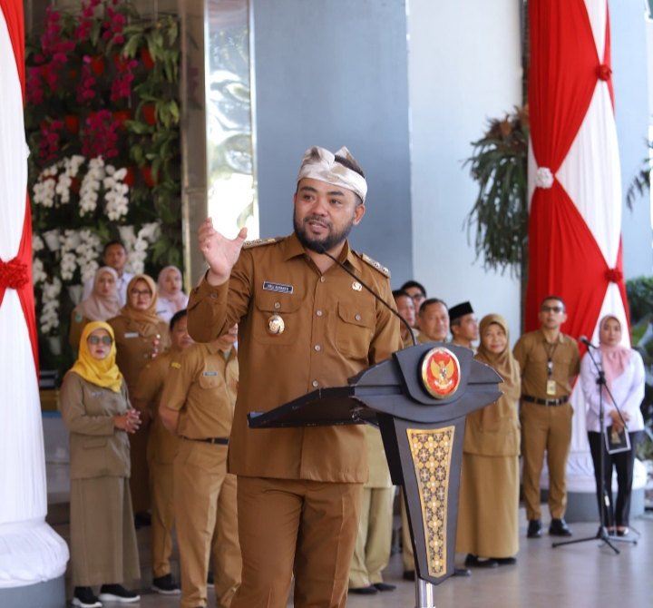 Wakil Wali Kota Batu Heli Suyanto berpidato dengan mengenakan udeng khas Batu dalam apel pagi