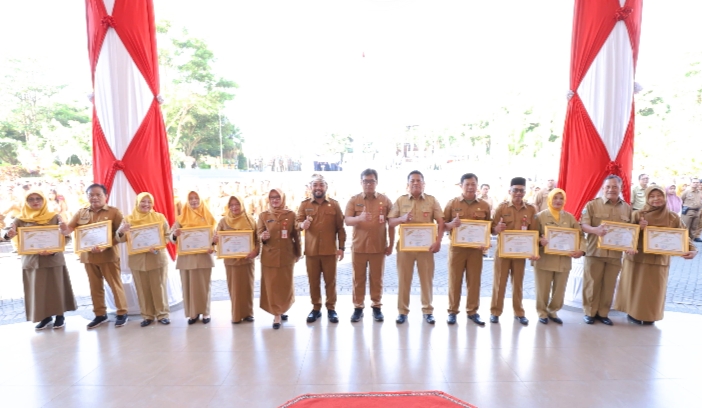 12 Aparatur Sipil Negara (ASN) penerima penghargaan purna tugas dari Pemerintah Kota Batu bersama Wakil Wali Kota