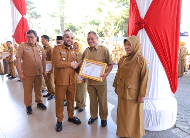 Heli Suyanto Serahkan Penghargaan Kepada 12 ASN Kota Batu Purna Tugas