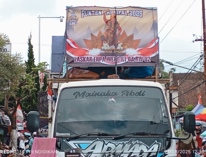 Kendaraan dengan barisan tarian Kesenian Banyuwagian
