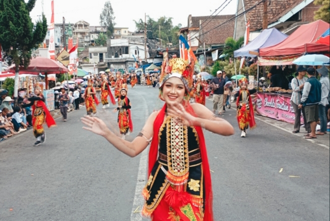 Fanesya Beryl Nathani sebagai Siswi Kelas 1 SMK mengikuti tarian budaya dari Bayuwangi