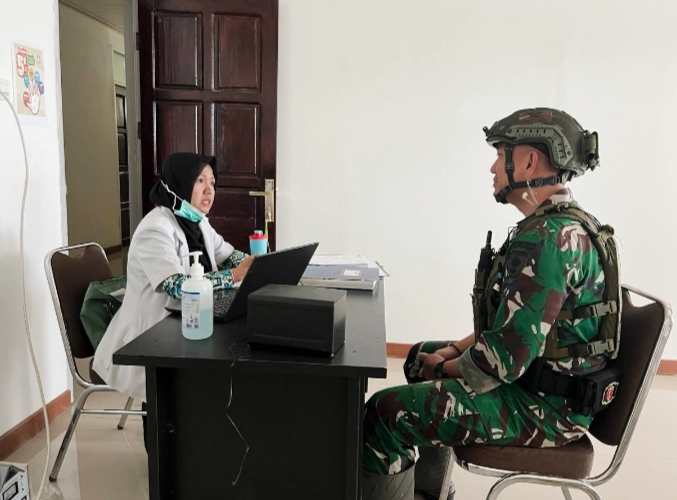 TNI saat berdialog dengan dokter setempat