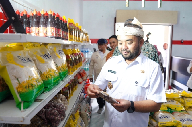 Wawali Kota Batu saat melihat produk-produk yang disediakan oleh koperasi