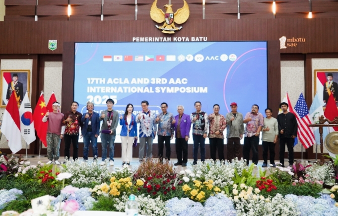 Wali Kota Batu saat bersama-sama anggota Simposium