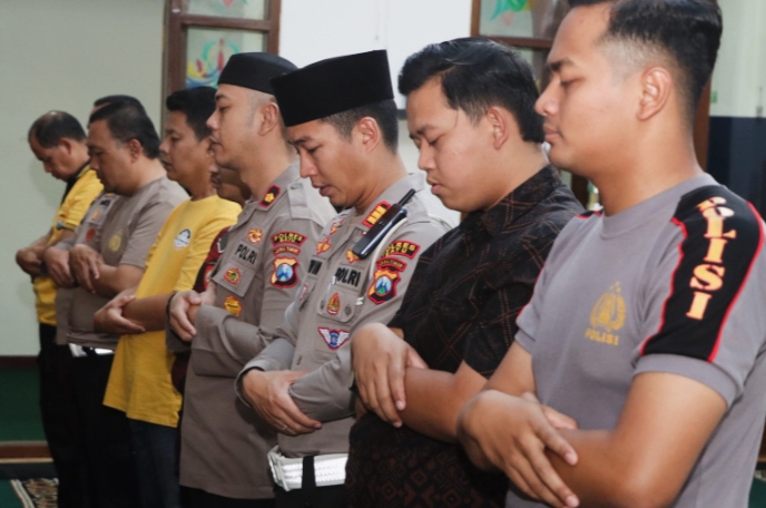 Jajaran Polres Baru melaksanakan Sholat Gaib untuk Almarhum ojol insiden di Jakarta