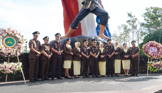 Seluruh jajaran Kejaksaan Negeri Batu dan IAD dalam upacara ziarah HUT Ke-80 Kejaksaan RI 2025