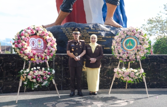 Kajari Batu bersama istri saat di TMP Kota Batu