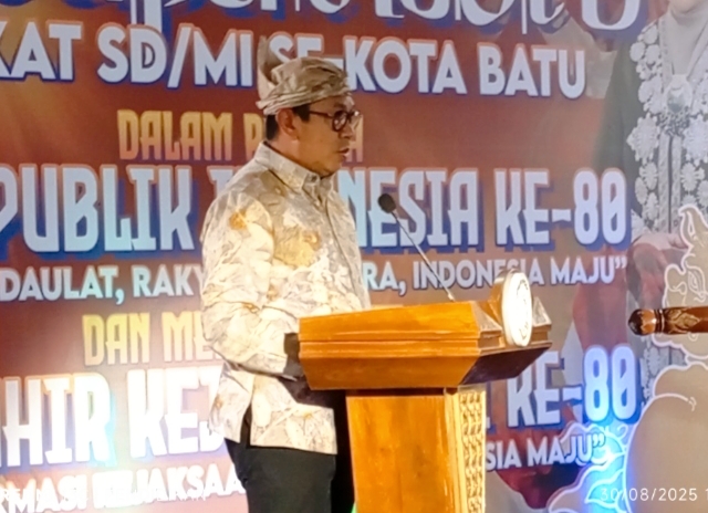 Wali Kota Batu saat memberikan sambutanya dalam acara macapat Idol ke-5