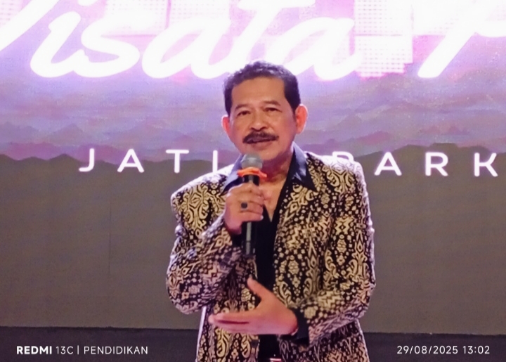 Ketua Senandung Rindu yang juga sekaligus GM. Senyum Hotel mengapresiasi IKELDA