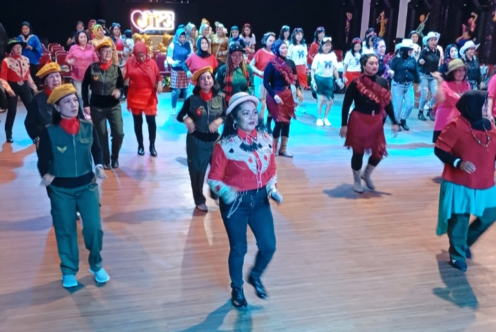 Peserta saat melakukan dance yang merupakan melatih daya ingat serta kesehatan