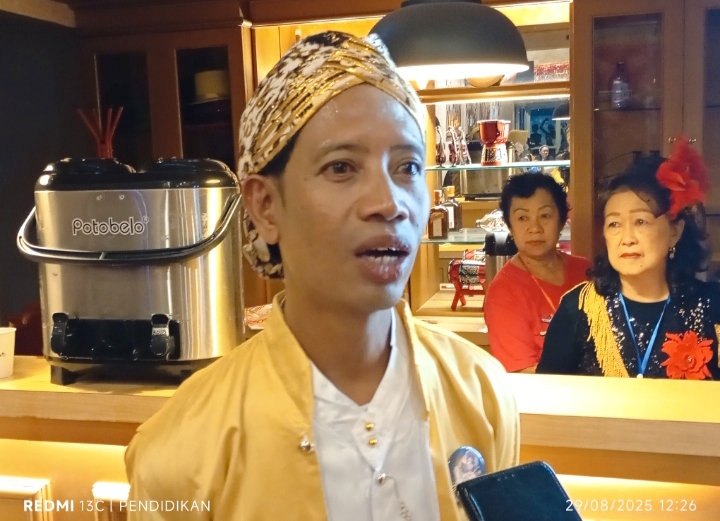 Ketua dari Sanggar Lintang Of Stage, Fatkur Rahman saat di lokasi
