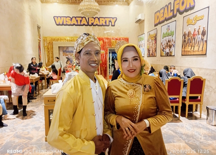 Ketua Lintang Of Stage bersama salah satu anggota saat di Jatim park 3