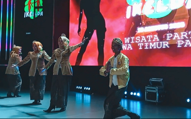 Sanggar Lintang Of Stage saat perfom di Wisata Line Dance Jatim park 3