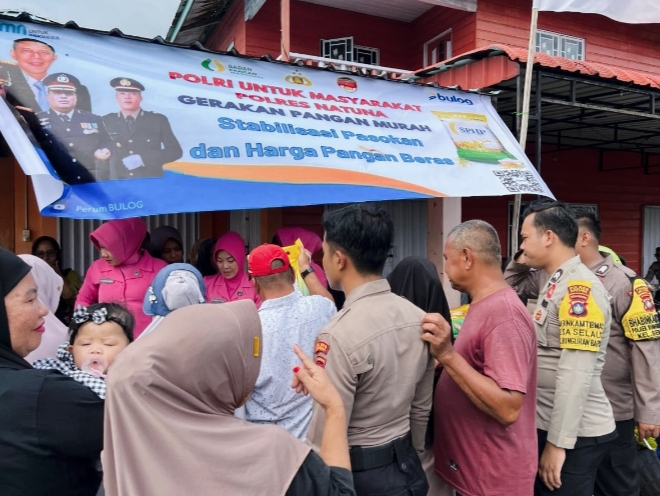 Suasana ramai dan semangat kebersamaan dalam pelaksanaan Gerakan Pangan Murah Polsek Bunguran Barat di Sedanau, Natuna.