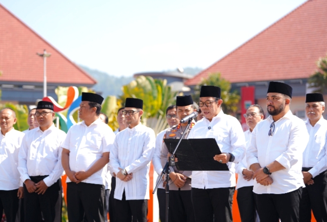 Wali Kota Batu Nurochman membacakan naskah Deklarasi Damai "Jaga Batu Jaga Indonesia" didampingi unsur Forkopimda