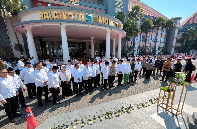 Ratusan ASN, Forkopimda, dan tokoh agama mengikuti doa bersama di halaman Balai Kota Among Tani, Kota Batu, untuk perdamaian Indonesia.