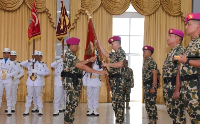 Mayjen TNI Marinir Ili Dasili menerima tongkat komando dari Brigjen TNI Ena Sulaksana dalam upacara Sertijab Danpasmar 1 di Jakarta, dipimpin Pangkormar Letjen TNI Endi Supardi.