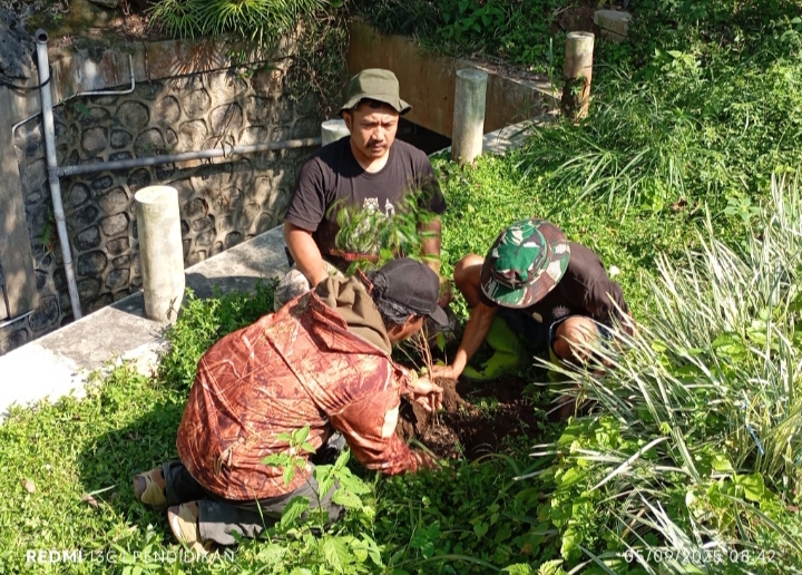Ketua PSHT Komisariat Bani Salim dan pengurus bersama Penggiat Lingkungan saat penanaman pohon area Sumber Air