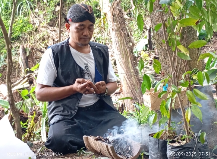 Ketua Umum Perkumpulan Pemerhati Budaya Nusantara ( PPBN ) saat berdoa di area sumber air