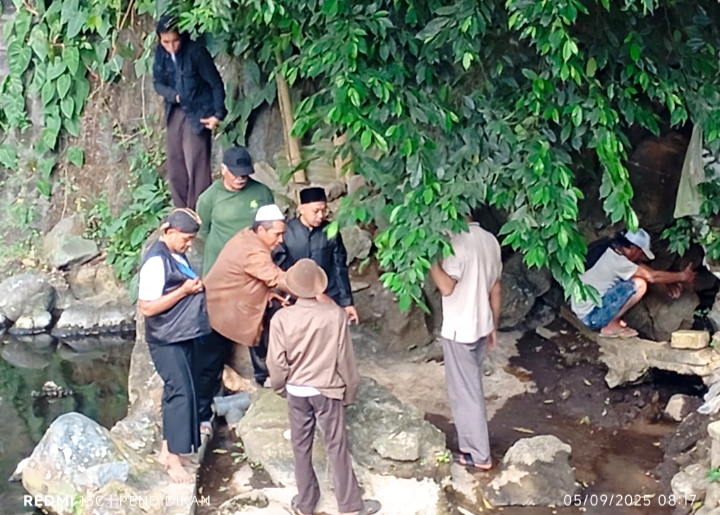 Warga masyarakat bersama perwakilan organisasi dan tokoh masyarakat saat di lokasi sumber air