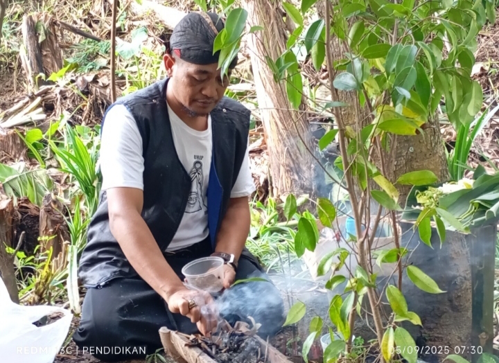 Ketua Umum Perkumpulan Pemerhati Budaya Nusantara, Robiyan, saat berdoa di area Sumber air Rebun
