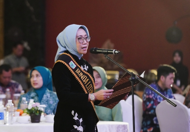 Siti Faudjiyah Bunda Literasi Kota Batu menyampaikan pidato.