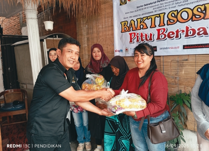 Ketua PSHT Komisariat Bani Salim Cabang Batu saat membagikan sembako