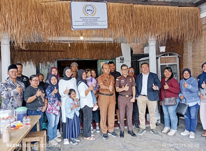 PSHT Komisariat Bani Salim Cabang Batu saat foto bersama penerima manfaat dan Kepala Kejaksaan Negeri Batu