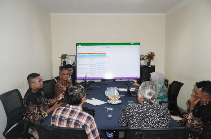 Paparan tim PPID Kota Batu mengenai layanan informasi publik dalam kunjungan monitoring dan evaluasi (Monev) Komisi Informasi Jawa Timur.