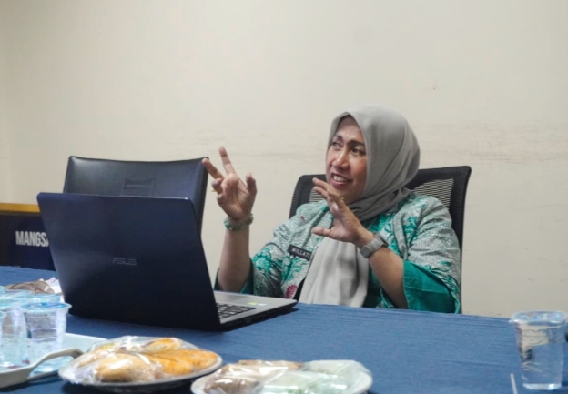 Millati, SE, MM saat berada di ruangan kantor   Diskominfo
