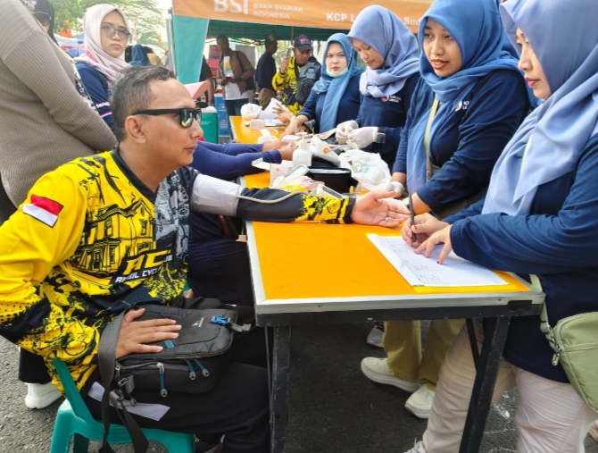 Salah satu tim saat mengikuti cek kesehatan gratis oleh petugas