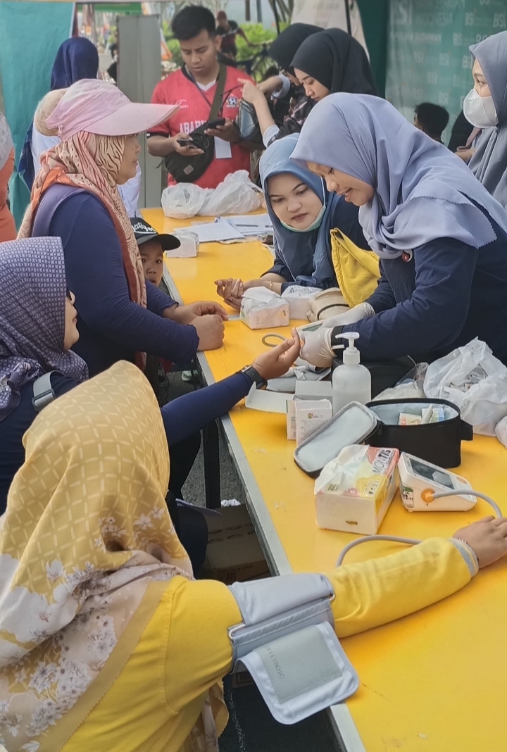 Antusias masyarakat dalam mengikuti cek kesehatan gratis dan Donor darah