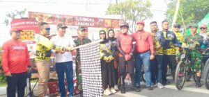 Bupati Lamongan Yuhronur Efendi didampingi owner Ababil Group H. Ahmad Shandy bersama letkol inf Deni Suryo Anggo Digdo kodim lamongan melepas peserta fun bike