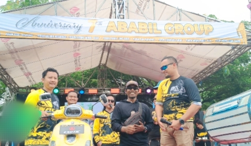 Owner bersama tim saat di pentas dengan hadiahnya sepeda listrik