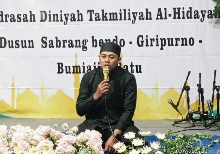 Sambutan dari perwakilan dewan guru ketika acara wisuda ke-3 Santri Madrasah Diniyah Al- Hidayah
