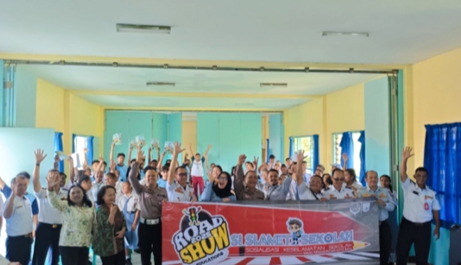 Selesai acara foto bersama para siswa siswi sekolah SMK YOS SUDARSO