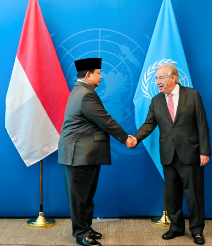 Presiden ketika berjabat tangan bersama Sekretaris PBB 