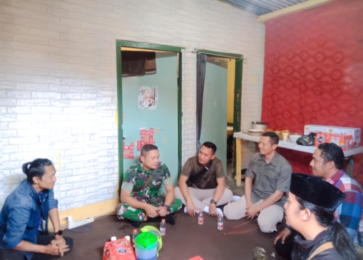 Papen Divif 2 Kostrad beserta anggota menyampaikan takziah kepada wartawan Dodik Harianto di kediamanya