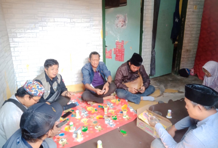 Warga masyarakat, wartawan dan keluarga memberikan dukungan doa yang terbaik buat almarhumah 